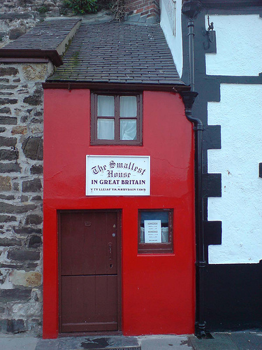 Smallest house in Great Britain. Copyright: DerbyRed www.flickr.com